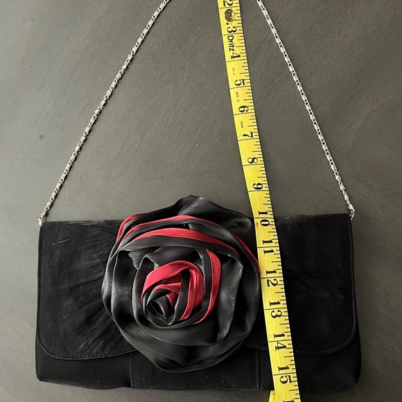 Chain purse with black/red flower made in china - Picture 5 of 7